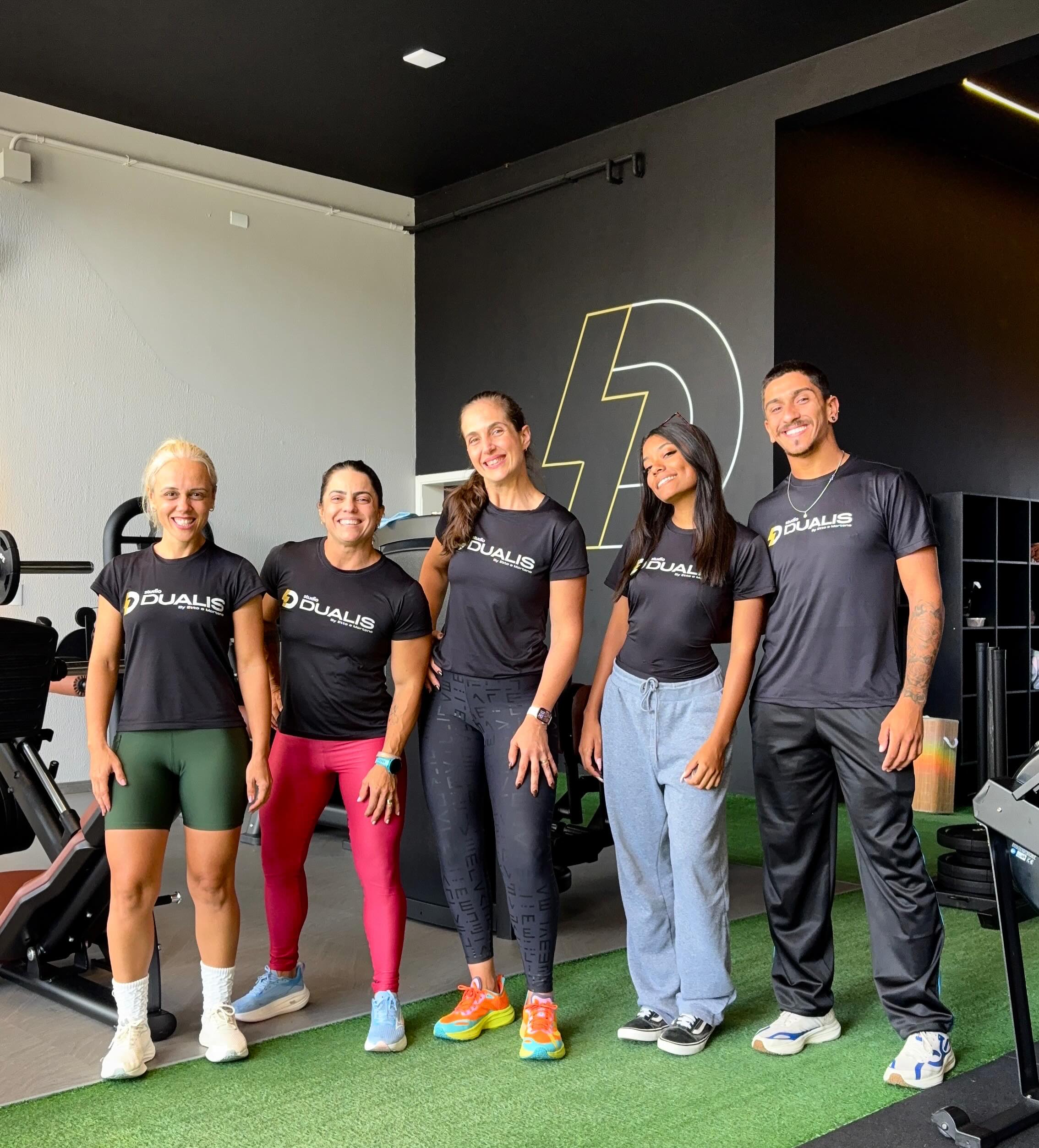 Equipe e alunos do Studio Dualis na área de treino